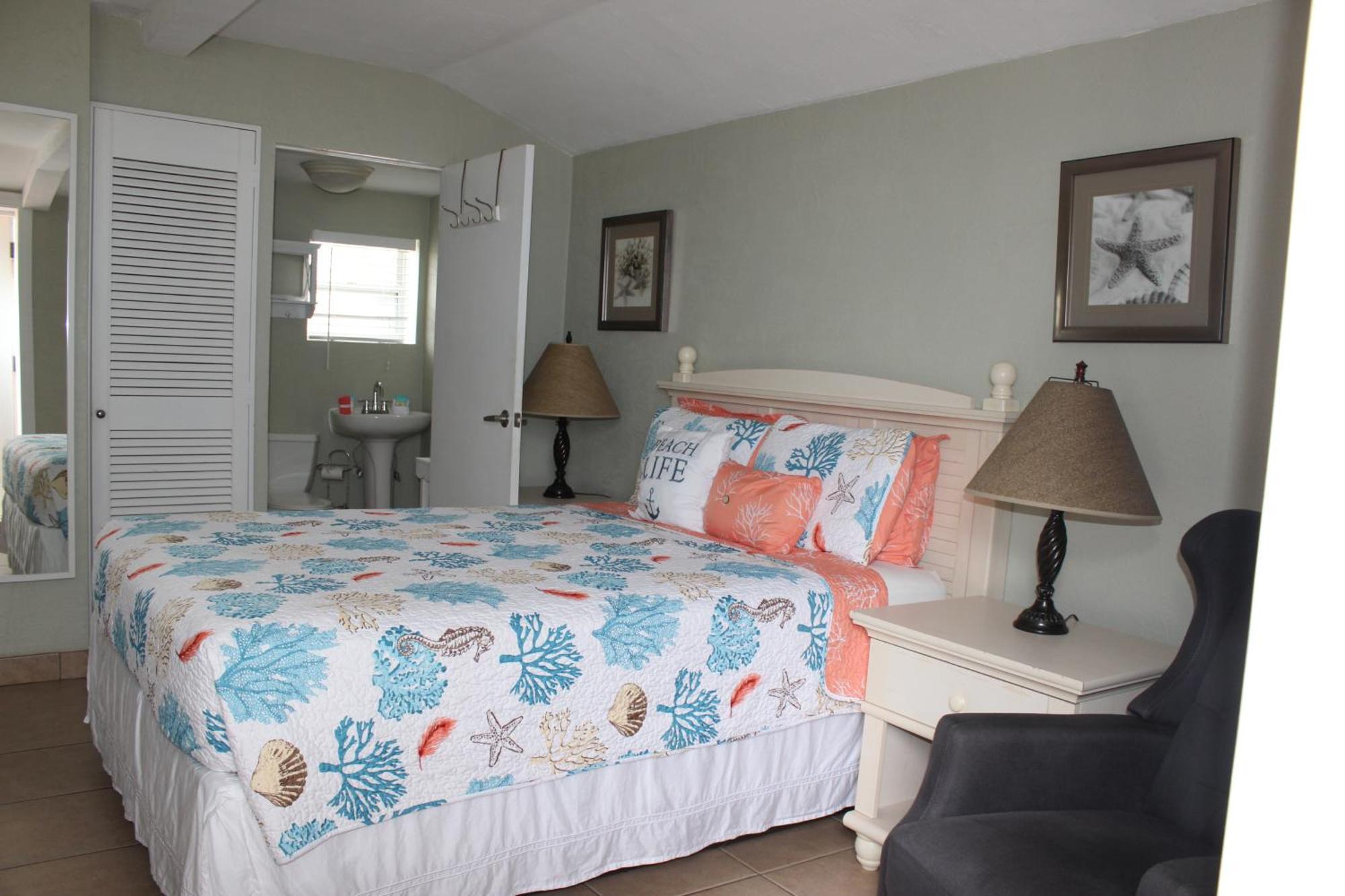 Shoreline Suites & Cabana Cottages - Beachfront Daytona Beach Room photo